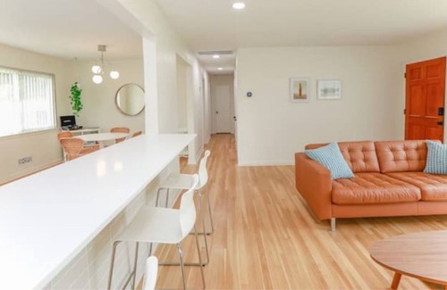 North Camellia Acres House | 60’s Beach Retreat Mins to Beach BBQ &Firepit