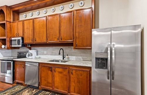 Natchez Condo | 610 Franklin: Upstairs | 1/1 - Sleeps 4 | Walk to Downtown
