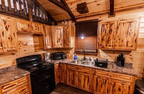 Polson House | 63 Acres & a Cabin - *Sleeps 8* *Close to Lake*