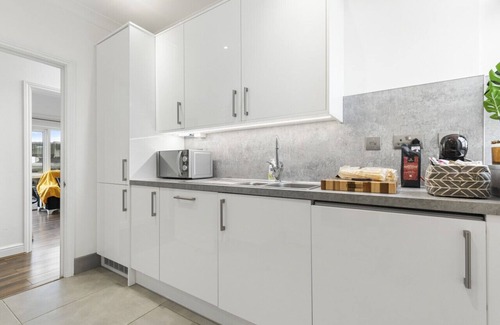 City of Westminster Apartment | 65 Grosvenor Court Mansions · Penthouse Marble Arch with Balcony