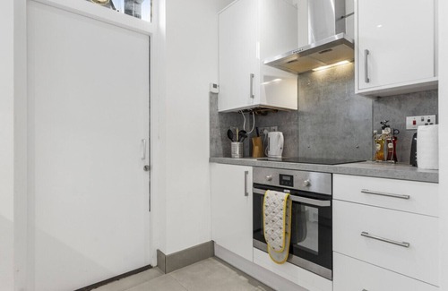 City of Westminster Apartment | 65 Grosvenor Court Mansions · Penthouse Marble Arch with Balcony