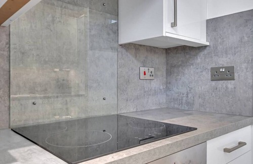 City of Westminster Apartment | 65 Grosvenor Court Mansions · Penthouse Marble Arch with Balcony