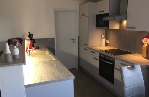 Michelau Apartment | 65qm große barrierefreie Ferienwohnung mit Fußbodenheizung und Garten für 2 Personen plus Kind