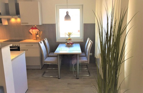 Michelau Apartment | 65qm große barrierefreie Ferienwohnung mit Fußbodenheizung und Garten für 2 Personen plus Kind