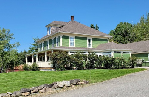 Jefferson House | 68CP: Luxury farmhouse at the award-winning Bellevue Barn, 2 min to Santa's Village, AC, fireplace!