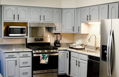Eggertsville House | 69 Springville Ave · Spacious home near Niagara Falls, Buffalo and UB