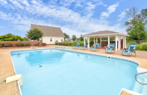Fishing Creek Villa | 6bd on Chesapeake w Pool 🌟 Hot Tub 🐟 Fish & Crab 🌟