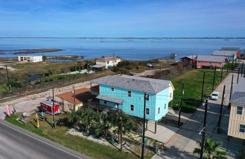 Flour Bluff House | 6BDR Bay Haven w Shared Waterfront Pool Boat Dock Keeper Trout by AvantStay