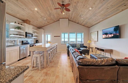 Flour Bluff House | 6BDR Bay Haven w/Shared Waterfront Pool + Boat Dock | Keeper Trout by AvantStay