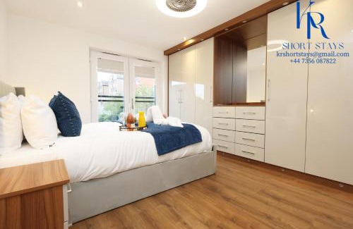 Old St Mellons House | 6BDR Stylist Home - 4 Parking Family & Contractor