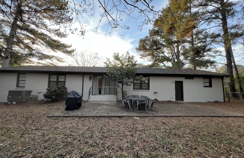 Madison House | 6Bdrm Retreat near Downtown Madison. Sleeps 12
