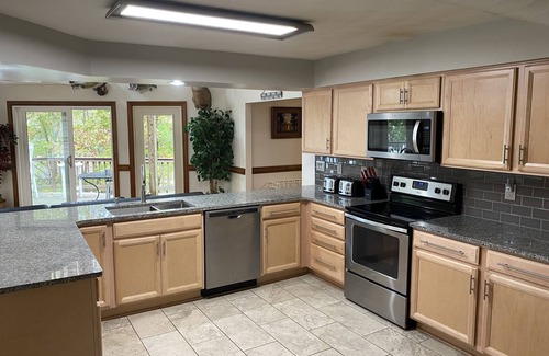 Mineral House | 6BR 225' Lakefront! Hot Tub, Dock, Private Boat Ramp, XFinity 400Mb wifi