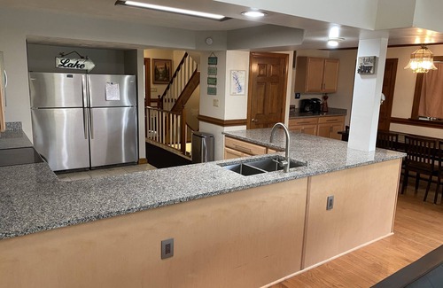 Mineral House | 6BR 225' Lakefront! Hot Tub, Dock, Private Boat Ramp, XFinity 400Mb wifi