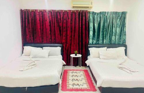 Kampung Paya House | 6BR Corner 3-storey House WIFI, Netflix, Aircond