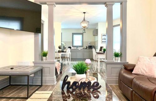 Niagara Falls House | 6BR Retreat-Great for Reunions and Getaways minutes from Niagara Falls