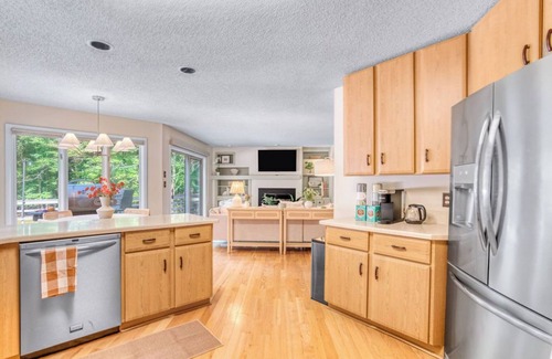Jamestown House | 7 Bdrm, Pickleball, Bball, HotTub, FirePit, Golf!