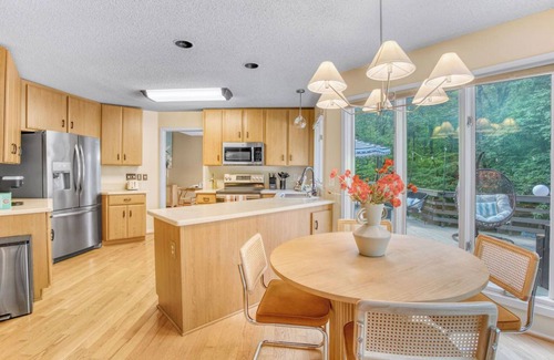Jamestown House | 7 Bdrm, Pickleball, Bball, HotTub, FirePit, Golf!