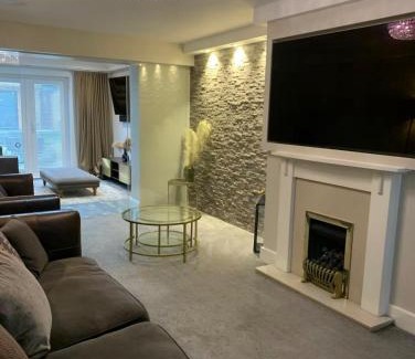 Grays House | 7 bed 3 bath M25 Long term Parking