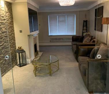 Grays House | 7 bed 3 bath M25 Long term Parking