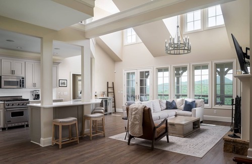 Clayton House | 7 Bedroom Home with Mountain, Golf & Lake Burton Views! Hot Tub. Gated Community