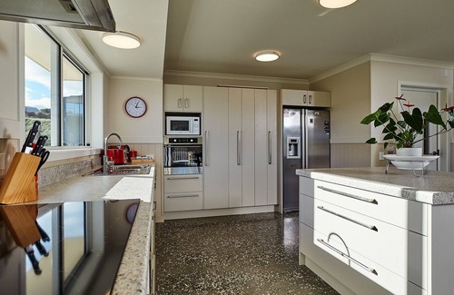 Kaikoura Cabin | 7 Bedroom Home with Mountain Views, free wi-fi, ocean, golf, cycle track nearby