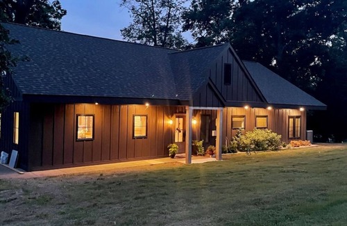 Benton House | 7-Bedroom Retreat with Dock on Kentucky Lake: Your Perfect Getaway Haven