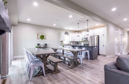 Table Rock House | 7 Bedroom w/Hot Tub- Indoor/Outdoor Community Pool