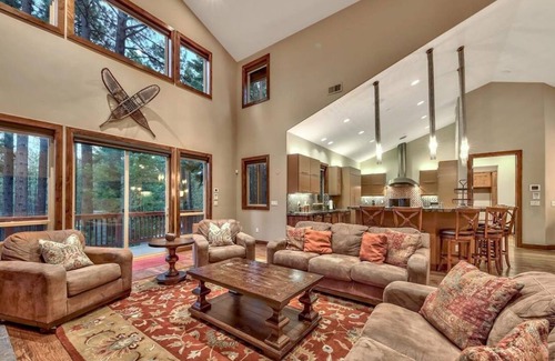 Y Area House | 7 bedrooms, 5.5 baths, jacuzzi, full-size bar, 4 miles to casinos, Heavenly ski