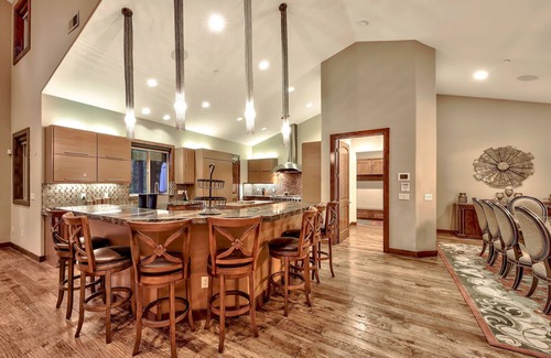 Y Area House | 7 bedrooms, 5.5 baths, jacuzzi, full-size bar, 4 miles to casinos, Heavenly ski