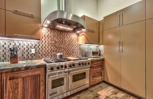 Y Area House | 7 bedrooms, 5.5 baths, jacuzzi, full-size bar, 4 miles to casinos, Heavenly ski