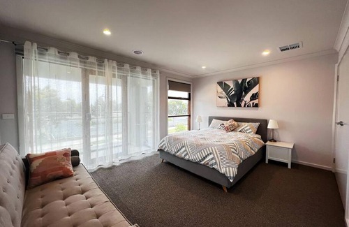 Point Cook Villa | 7 bedrooms double storey Home