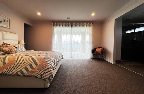 Point Cook House | 7 bedrooms Double Storey Home