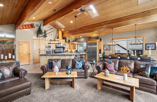 Sunriver House | 7 BR, Hot Tub, Sunriver - The Masters Lodge