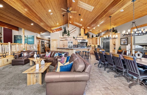 Sunriver House | 7 BR, Hot Tub, Sunriver - The Masters Lodge