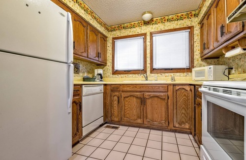 Hot Springs Village House | 7 Gailosa Lane - HDTV, WIFI. A 2 bedroom, 1.5 bath, 2 level nightly vacation
