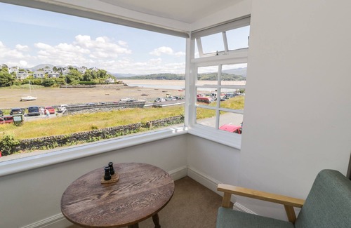 Borth-y-Gest Cottage | 7 IVY TERRACE, family friendly, with a garden in Borth-Y-Gest