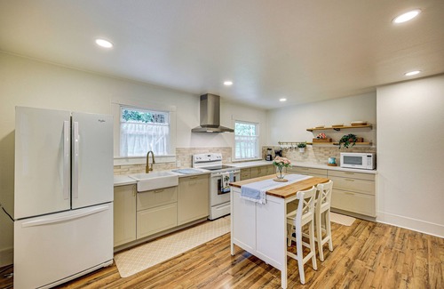 Ashford House | 7 Mi to Mt Rainier NP: Home w/Private Hot Tub!