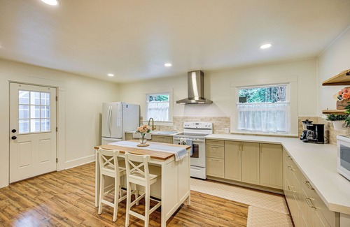 Ashford House | 7 Mi to Mt Rainier NP: Home w/Private Hot Tub!
