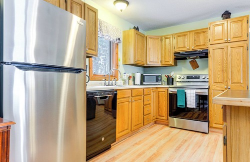 East Dover House | 7 Mi to Mt Snow Resort: Family Home w/Fire Pit!
