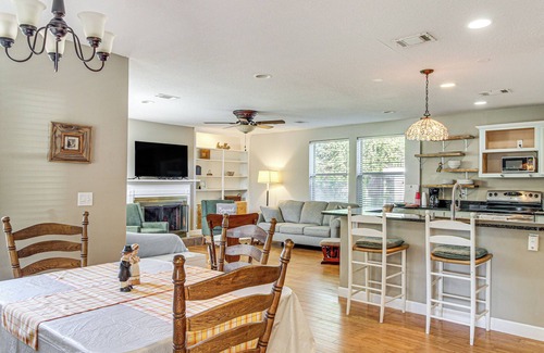 Pensacola House | 7 Mi to Pensacola Beach: Home w/Pet-Friendly Yard