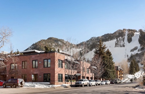 Aspen Condo | 7 Million Luxury Residence at “Monarch On the Park”Downtown Aspen with Parking