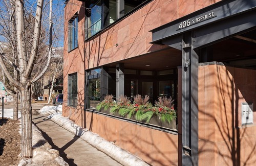 Aspen Condo | 7 Million Luxury Residence at “Monarch On the Park”Downtown Aspen with Parking