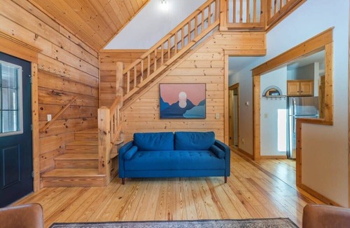 Wolf Laurel Cabin | 7 min to Hatley Pointe~Views~Hot Tub~2 Decks