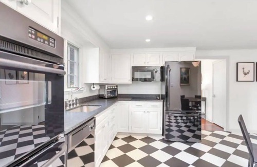 Madison House | 7 Min Walk from Water: Cheerful 4 Bedroom Home