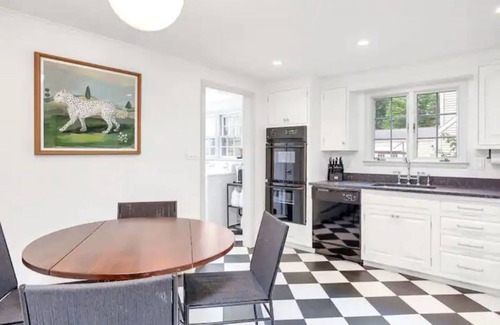 Madison House | 7 Min Walk from Water: Cheerful 4 Bedroom Home