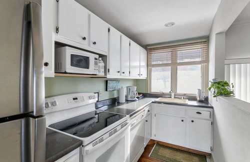 Lake Geneva Condo | 7 mins from your waterfront deck to downtown! Peaceful, private, roomy.