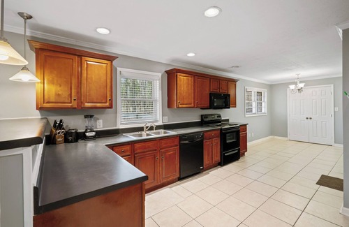 Austell House | 7 minutes from Six Flags! Peaceful, Family-sized home in Austell.
