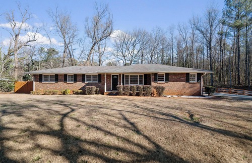 Austell House | 7 minutes from Six Flags! Peaceful, Family-sized home in Austell.