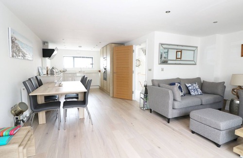 Hythe House | 7 OCEAN GATEWAY, country holiday cottage, with a garden in Hythe