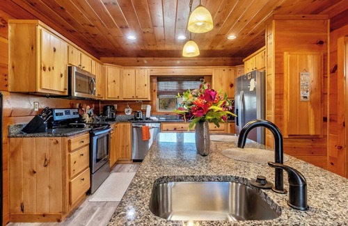 Rutherfordton Cabin | 7 person new HOT TUB at Stunning Log Cabin 4 bed 4 full bath 5 min to TIEC